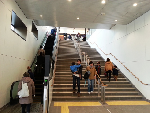 2013-12-01改札への階段